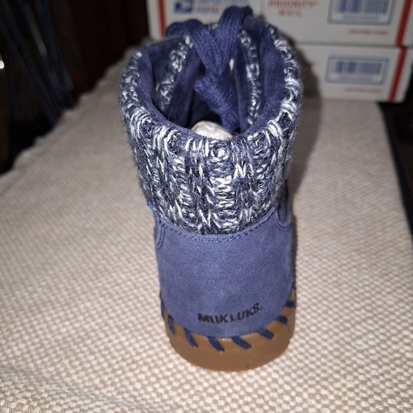 A pair of MukLuks genuine suede booties with a faux fur lining in a size 8. - Picture 10 of 12